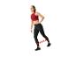 Femme faisant des exercices avec un élastique de résistance.