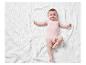Bébé sur une couverture blanche portant un body rose.