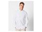 Chemise en lin blanche à manches longues pour homme et pantalon beige.