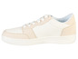 Des baskets blanches avec des accents beiges.