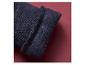 Gros plan sur un sweat-shirt bleu foncé avec doublure en polaire.