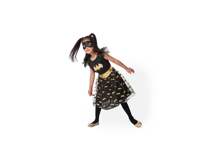Fille en robe Batman noire avec des chaussures dorées.