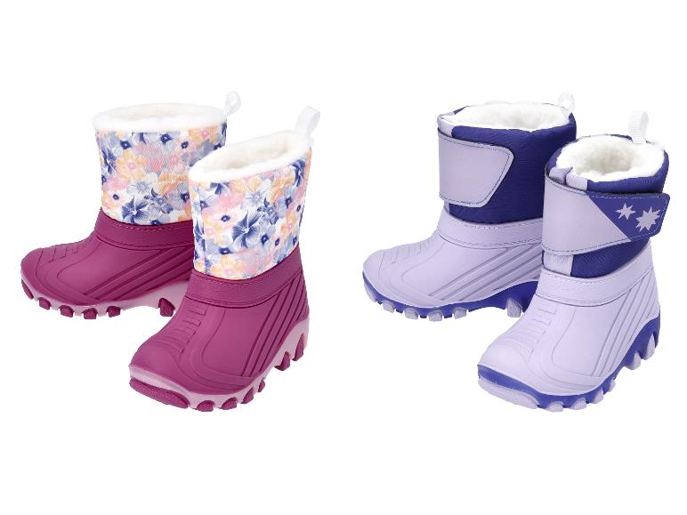 Deux paires de bottes d'hiver pour enfants : une rose fleurie et une violette avec des étoiles.