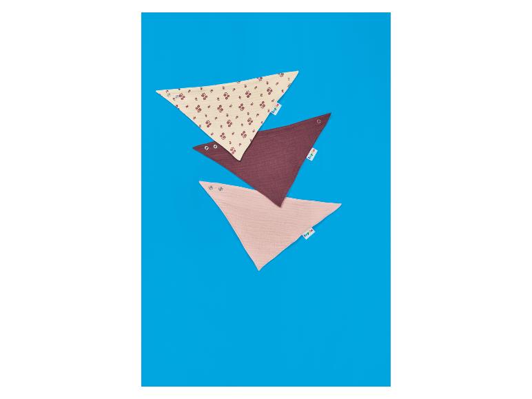 Trois bavoirs triangulaires pour bébé de différentes couleurs et motifs, y compris floral.