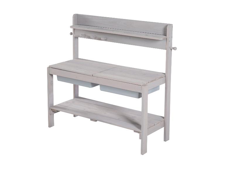 Établi en bois gris clair pour enfants avec deux bacs et une étagère supérieure avec crochets.