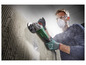 Un homme utilise une meuleuse d'angle Parkside pour travailler sur un mur.