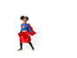 Fille déguisée en Supergirl, avec une jupe rouge et un chemisier bleu avec le logo Superman.