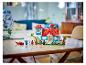 Une maison LEGO Disney Lilo et Stitch avec des figurines sur une table en bois.