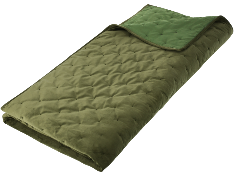 Couverture matelassée vert olive avec bordure verte, pliée sur fond noir.