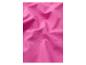 Gros plan de tissu rose imperméable avec des gouttelettes d'eau sur sa surface.