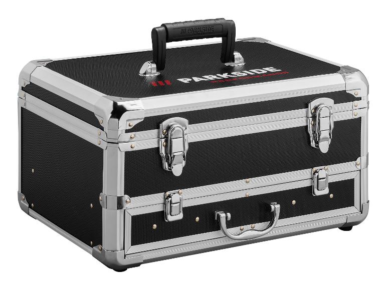 Une boîte à outils noire et argentée avec des poignées et des serrures métalliques, sur fond blanc.