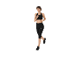 Femme en tenue de sport noire, brassière et legging capri, en train de courir.