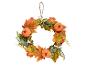 Couronne d'automne avec des feuilles oranges, de petites citrouilles et des baies