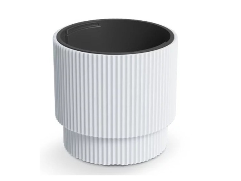 Un pot de fleurs blanc texturé.