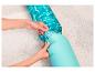 Préparation d'un matelas gonflable turquoise à motif aqua pour la piscine.