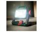 Projecteur LED sans fil PARKSIDE® allumé sur un chantier.