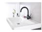 Un robinet de lavabo noir avec un lavabo blanc