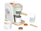 Un ensemble de jeu de café en bois avec une cafetière, des tasses, du lait et des grains de café.