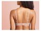 Une femme porte un soutien-gorge rose sans armatures.