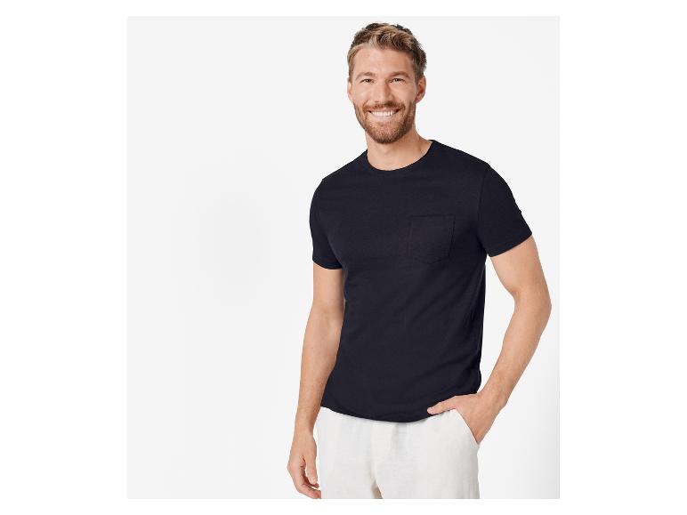 T-shirt noir à poche et pantalon lin clair pour homme.