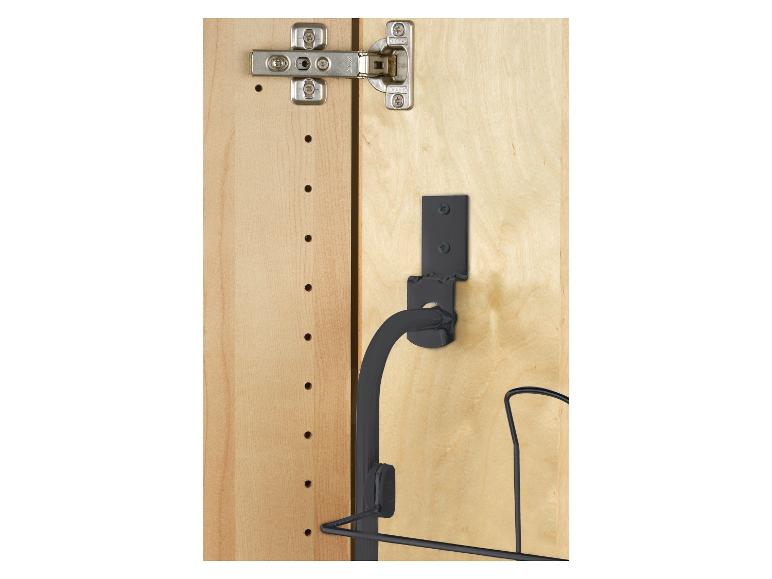 Support à casseroles Rev-A-Shelf monté sur une armoire en bois clair.