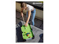 Une femme jouant au billard sur une table Schildkröt.