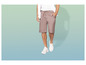 Un homme en short et des baskets blanches.
