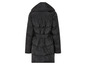 Une veste matelassée noire avec capuche et ceinture.