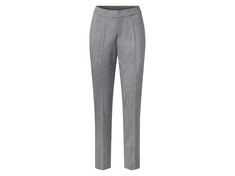 Pantalon gris à fines rayures blanches.
