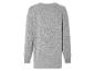 Un pull gris à manches longues.