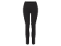 Pantalon noir ajusté.