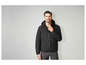 Un homme porte une veste noire à capuche.