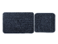 Deux tapis de bain bleu foncé, un rectangulaire et un carré.
