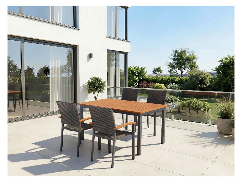 Ensemble de salle à manger d'extérieur avec table en bois et chaises en osier sur une terrasse moderne.