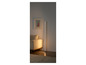 Un canapé blanc avec un lampadaire long et fin dans un salon moderne.