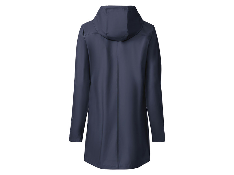 Un imperméable bleu marine à capuche.