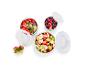 Salade de fruits avec banane, pomme et raisin, granola avec des baies et yaourt, et des baies dans des bols avec des couvercles.