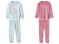 Deux ensembles de pyjamas pour enfants, un bleu clair avec un éléphant et des flocons de neige, l'autre rose avec des étoiles et des lunes.