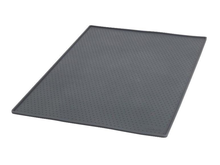 Tapis de séchage en silicone gris pour la vaisselle avec une surface en relief