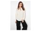 Femme en chemise blanche et pantalon noir.