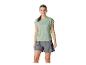 Femme en t-shirt vert et short gris