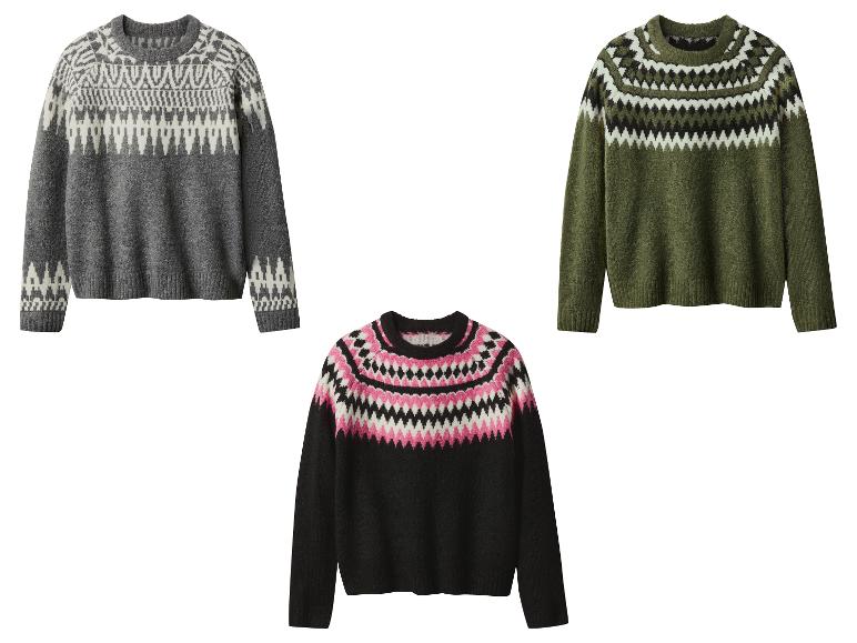 Trois pulls tricotés : un gris et blanc, un vert et un noir avec des motifs roses et blancs.