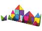 Une collection de pièces de construction magnétiques colorées et translucides, arrangées en formes de maisons et de pyramides.