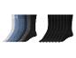 Des chaussettes noires avec des chaussettes grises, bleues et bleu clair.