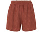 Shorts marrons avec une taille élastique et un motif floral.