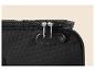 Valise noire avec fermeture éclair et cadenas à combinaison à trois chiffres.
