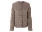 Une veste matelassée de couleur beige clair avec des boutons.