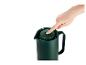 Une carafe verte avec une poignée et un couvercle ouvrable.