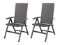 Deux chaises pliantes grises avec accoudoirs pour l'extérieur.