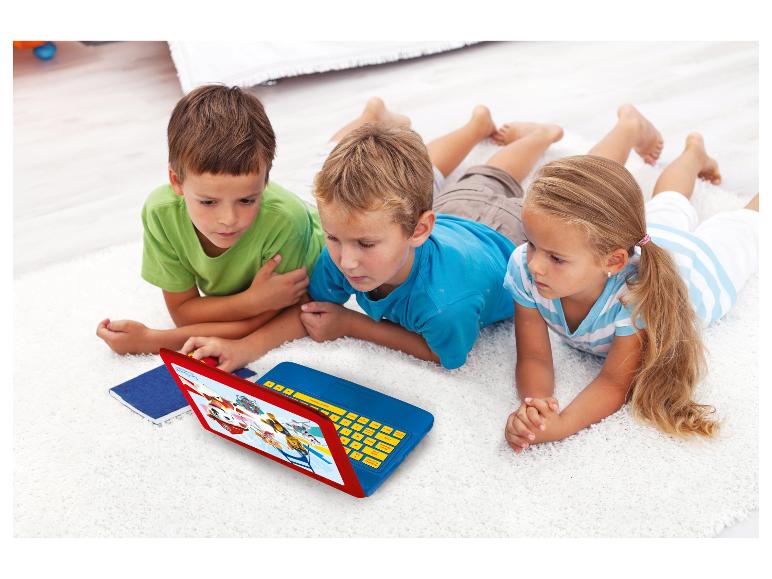 Enfants utilisant un ordinateur portable Paw Patrol.